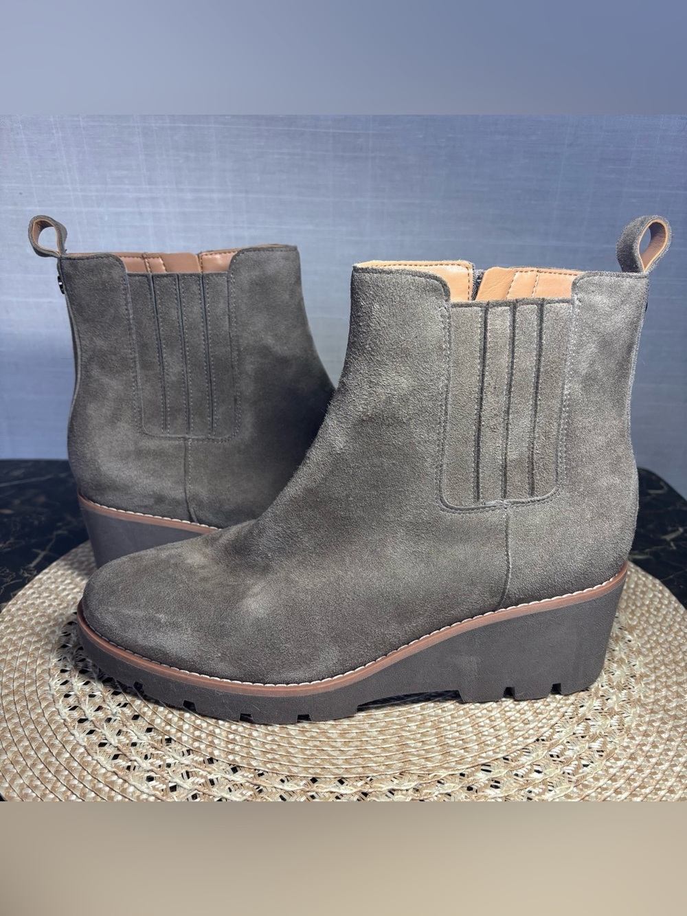 Vionic Aria Suede Wedge Ankle Booties Womens Sz 8.5 Gray Casual Shoes Comfy